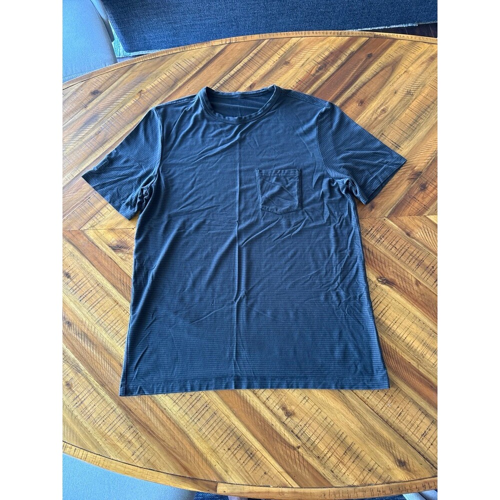 Vuori Pocket Tee black with Gray Micro Stripe Performance Casual men’s L